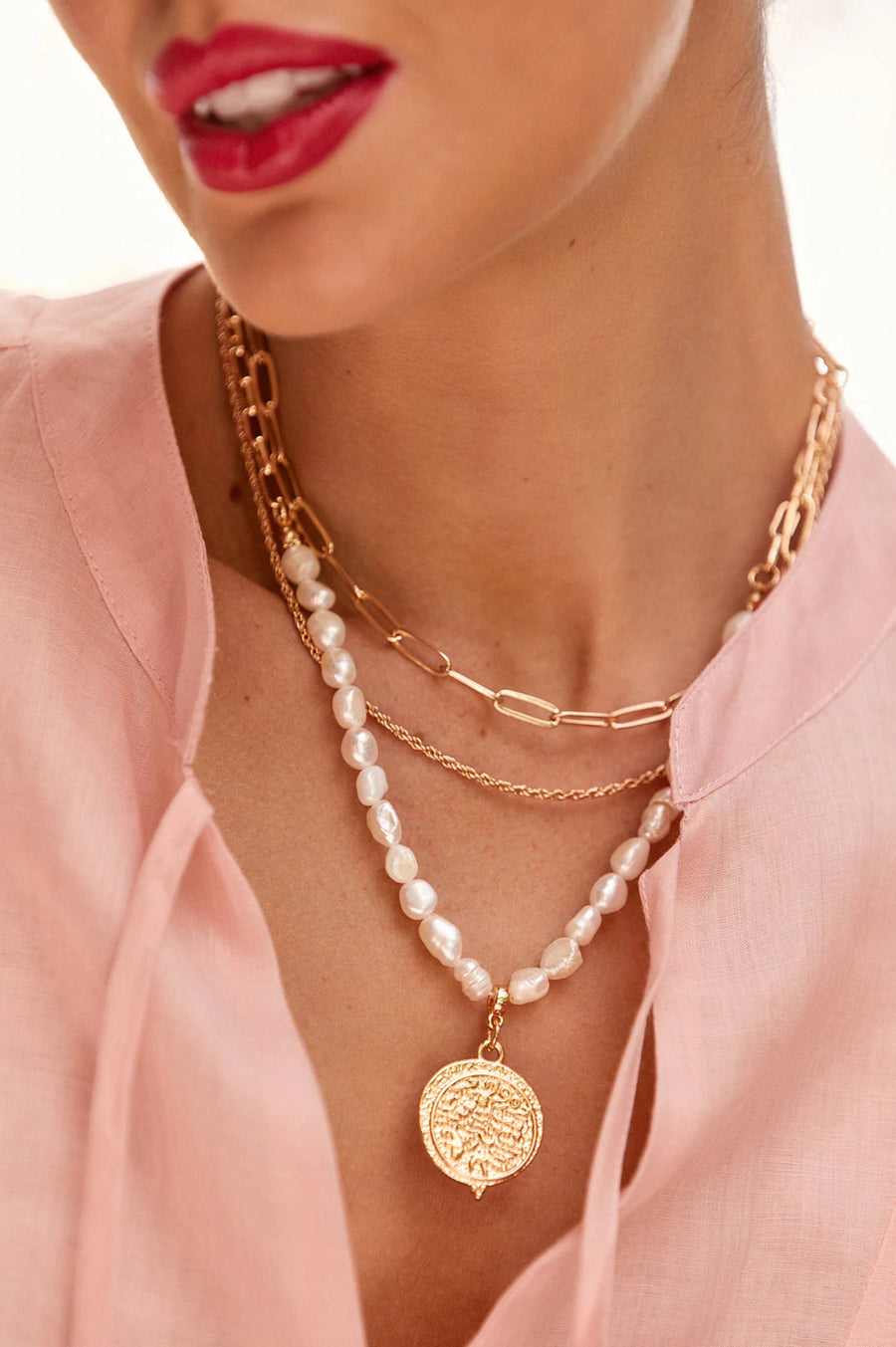 Patterned Charm Drop Pearl Layer Necklace (Cream/Gold)