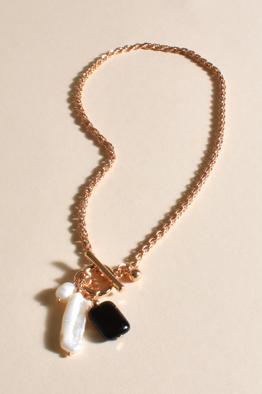 STONE PEARL SHORT CLUSTER NECKLACE (BLACK/GOLD)